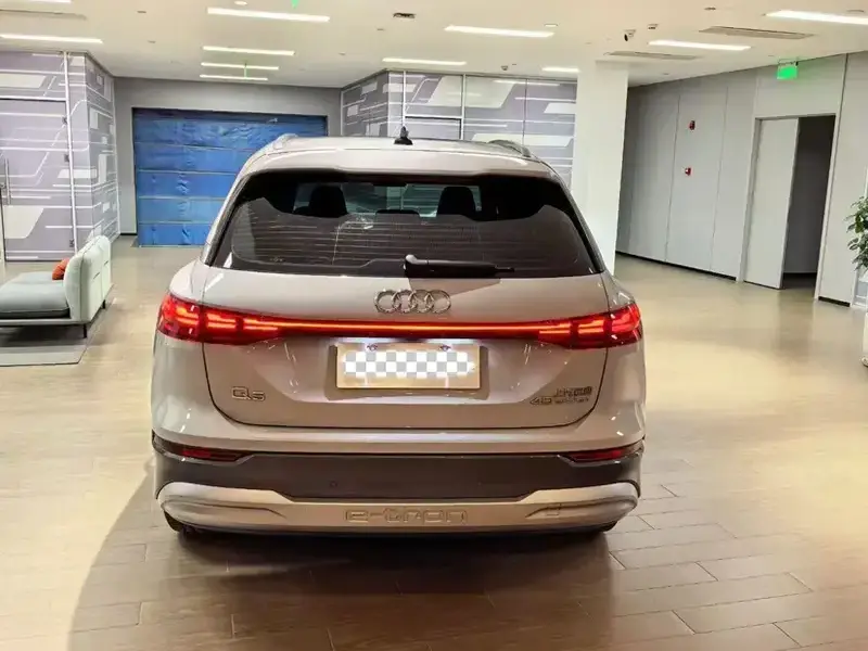 2022 Audi Q5 e-tron с пробегом 17 000 км
