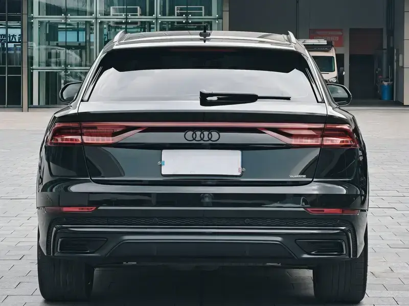 2023 Audi Q8 с пробегом 12 000 км