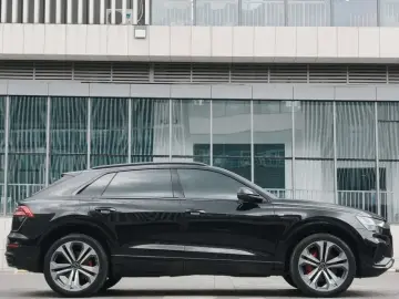 2023 Audi Q8 с пробегом 12 000 км