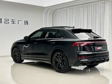 2025 Audi RS Q8 с пробегом 18 000 км
