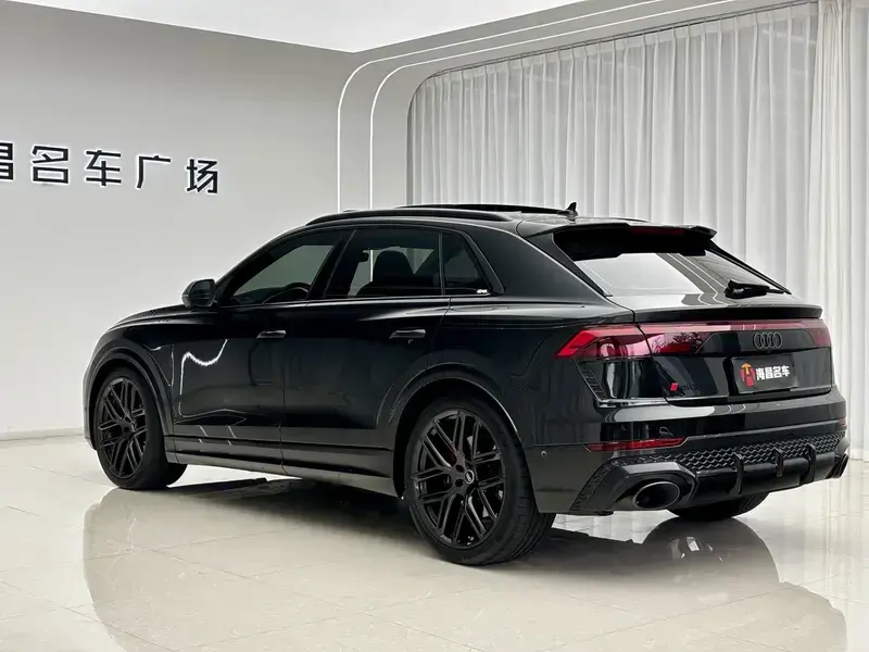 2025 Audi RS Q8 с пробегом 18 000 км