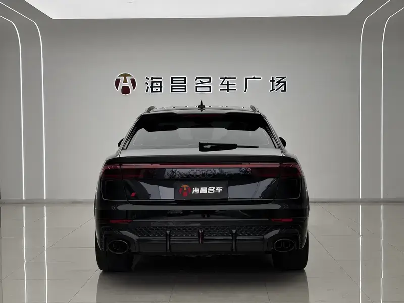 2025 Audi RS Q8 с пробегом 18 000 км