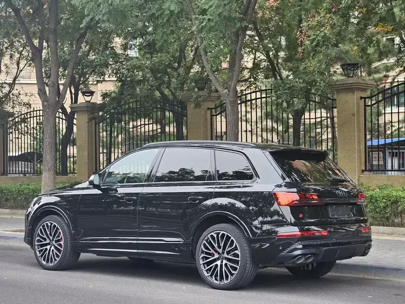 2024 Audi SQ7 с пробегом 4 000 км
