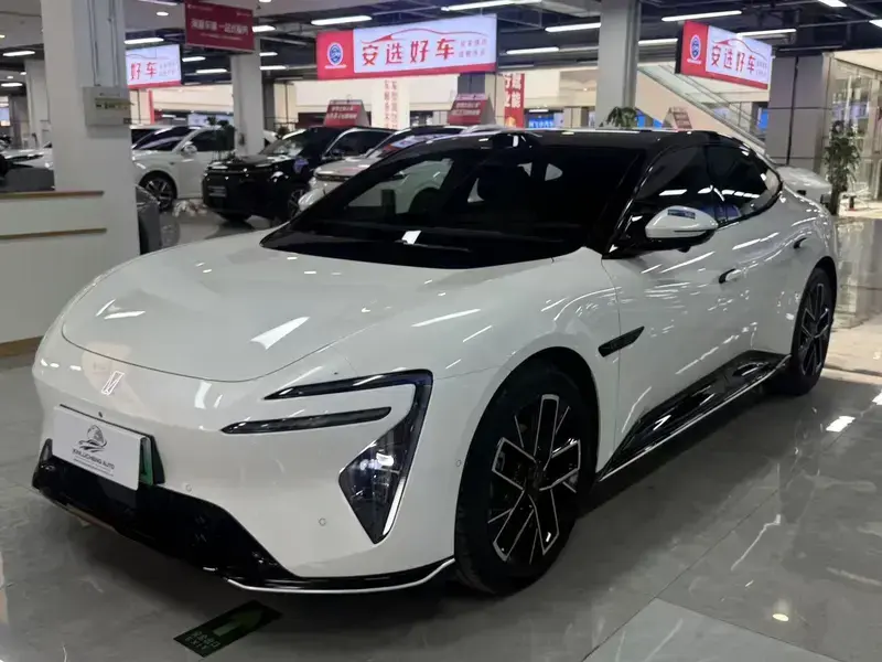 2025 Avatr 06 с пробегом 100 км