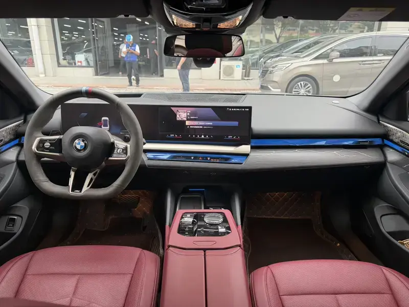2025 BMW 5 серии с пробегом 11 000 км