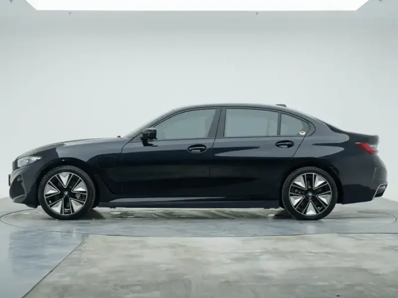 2025 BMW i3 с пробегом 37 000 км