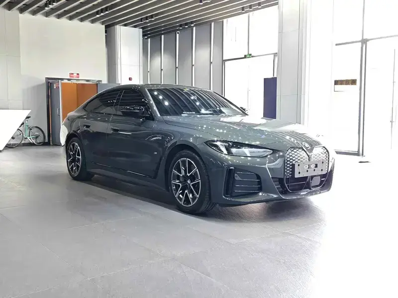 2025 BMW i4 с пробегом 10 000 км