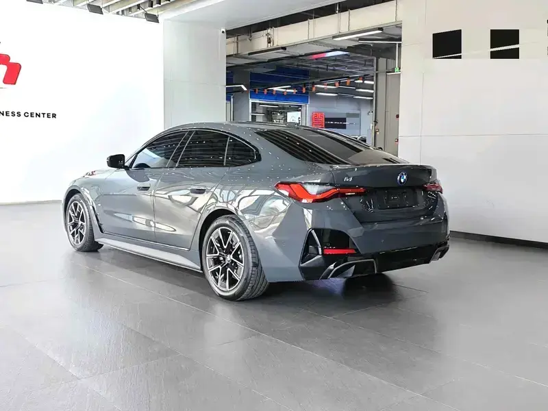 2025 BMW i4 с пробегом 10 000 км