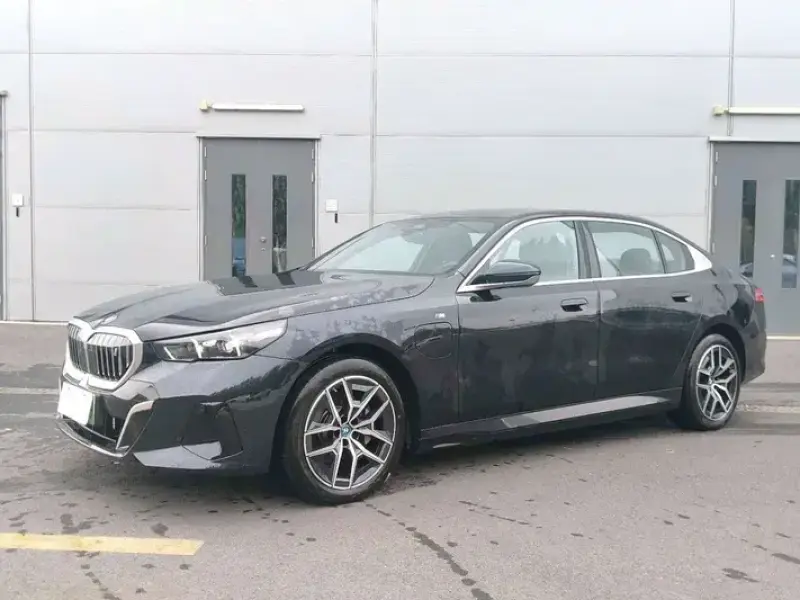 2025 BMW i5 с пробегом 20 000 км
