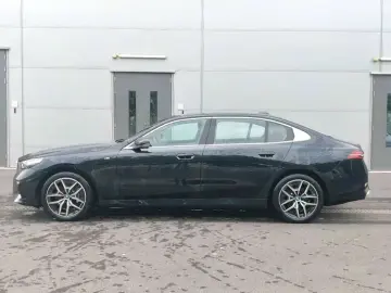 2025 BMW i5 с пробегом 20 000 км