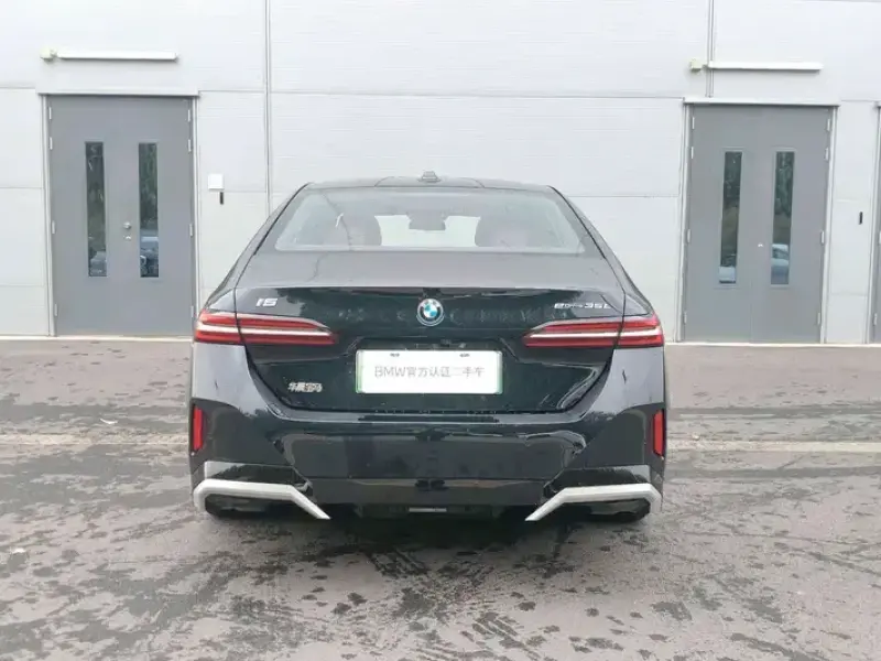 2025 BMW i5 с пробегом 20 000 км