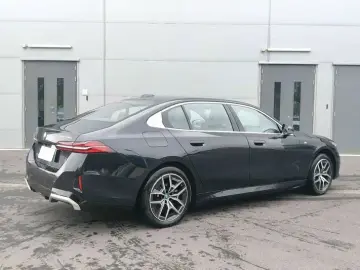 2025 BMW i5 с пробегом 20 000 км