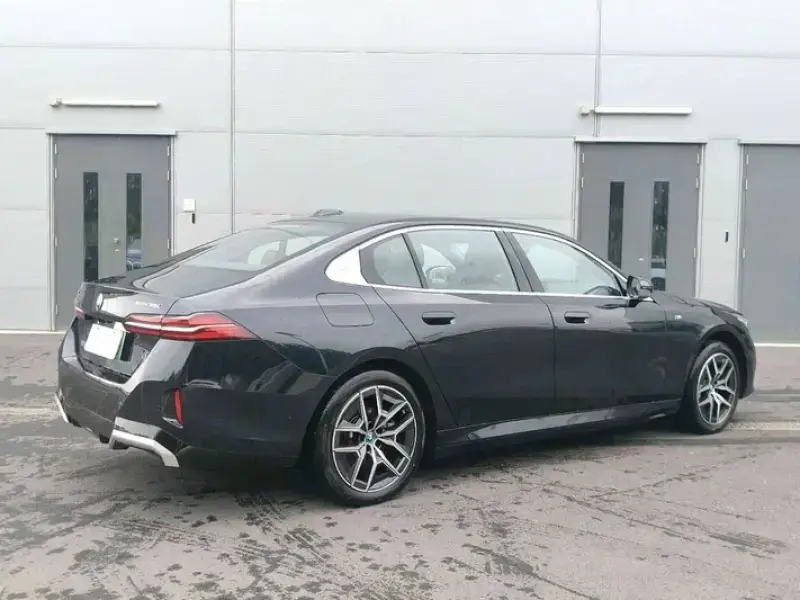 2025 BMW i5 с пробегом 20 000 км