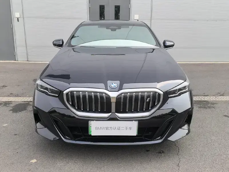 2025 BMW i5 с пробегом 11 800 км