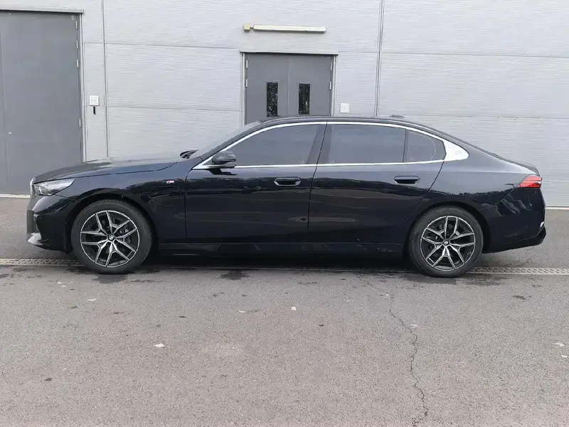 2025 BMW i5 с пробегом 11 800 км