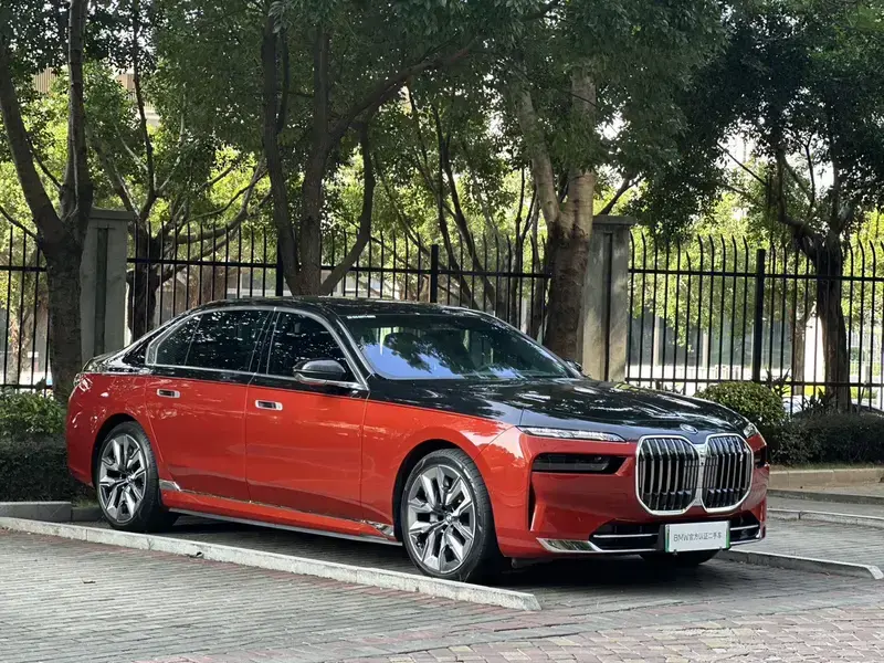 2023 BMW i7 с пробегом 25 000 км