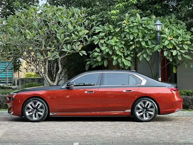 2023 BMW i7 с пробегом 25 000 км