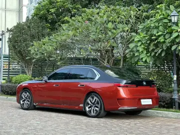 2023 BMW i7 с пробегом 25 000 км