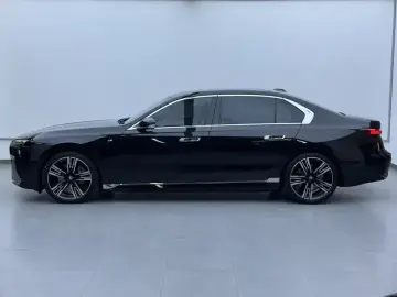2023 BMW i7 с пробегом 26 000 км