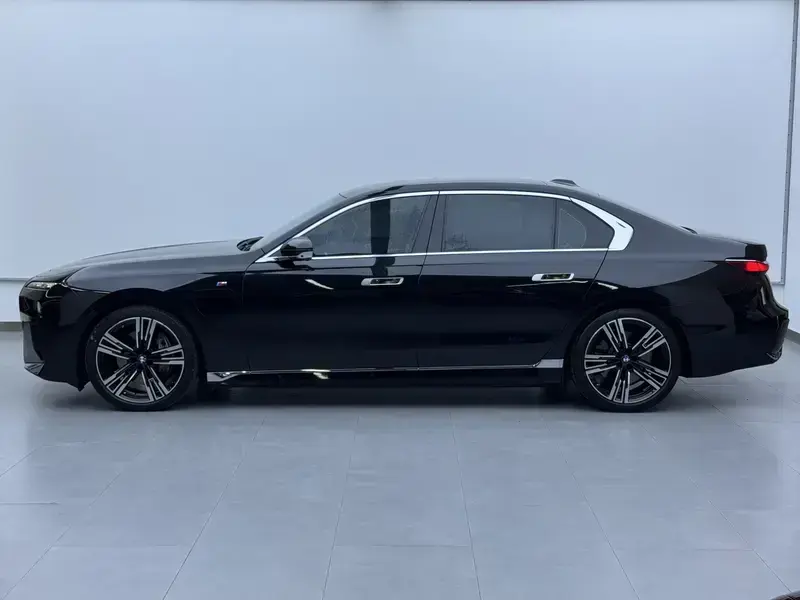 2023 BMW i7 с пробегом 26 000 км