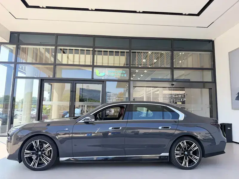 2023 BMW i7 с пробегом 48 300 км