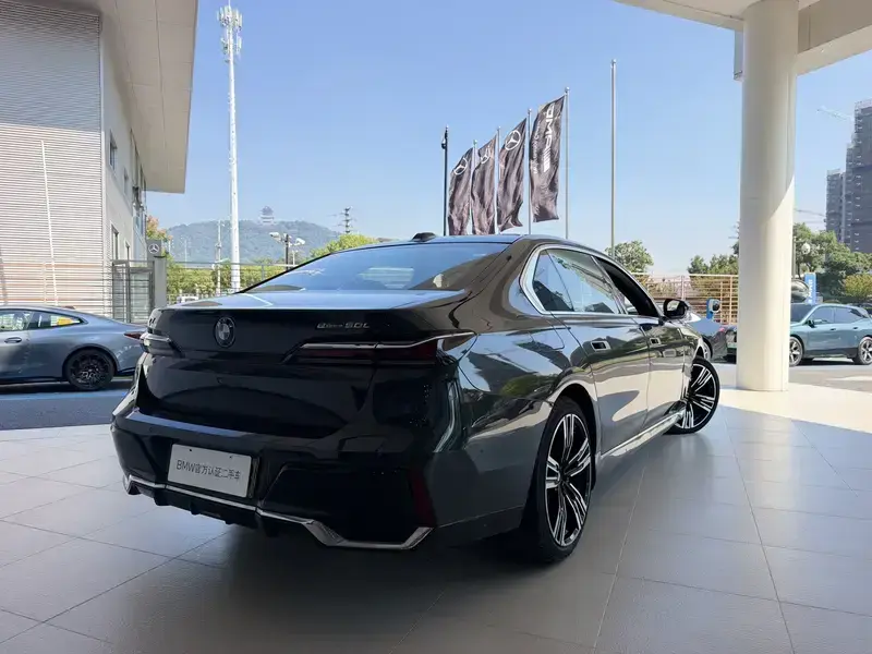 2023 BMW i7 с пробегом 48 300 км