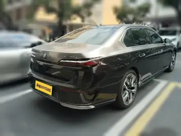 2023 BMW i7 с пробегом 27 200 км