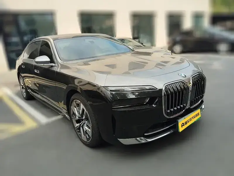 2023 BMW i7 с пробегом 27 200 км