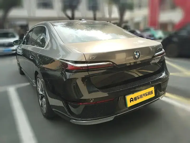 2023 BMW i7 с пробегом 27 200 км