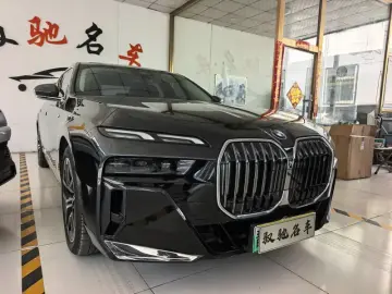 2023 BMW i7 с пробегом 14 000 км