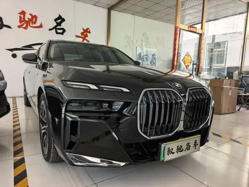 2023 BMW i7 с пробегом 14 000 км