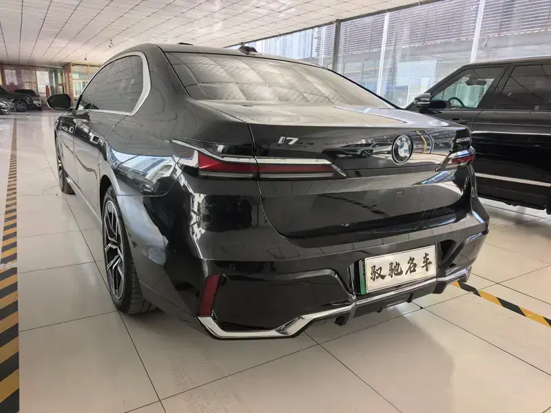 2023 BMW i7 с пробегом 14 000 км