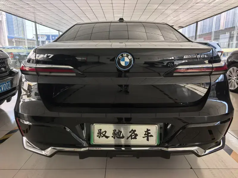 2023 BMW i7 с пробегом 14 000 км