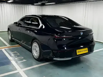 2023 BMW i7 с пробегом 42 400 км