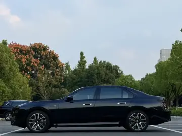 2023 BMW i7 с пробегом 29 000 км