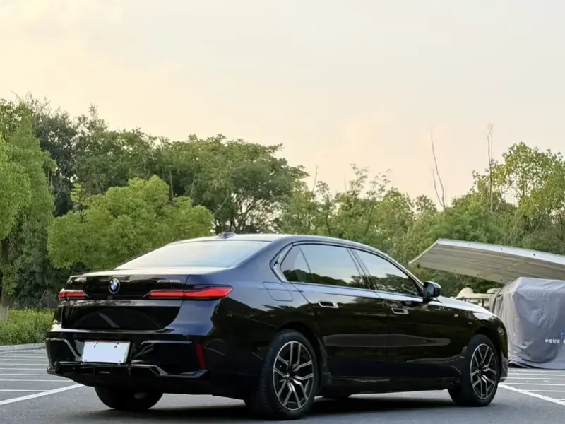 2023 BMW i7 с пробегом 29 000 км