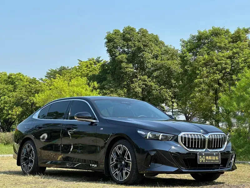 2025 BMW 5 серии с пробегом 11 000 км