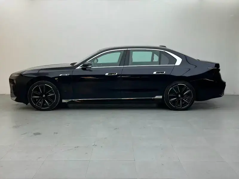 2023 BMW i7 с пробегом 9 000 км
