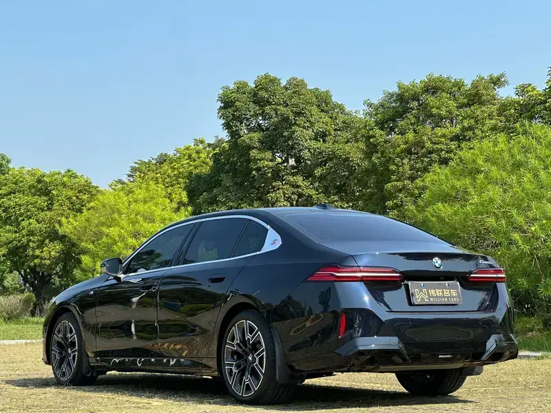 2025 BMW 5 серии с пробегом 11 000 км