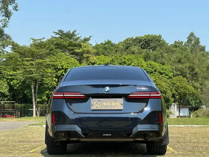 2025 BMW 5 серии с пробегом 11 000 км