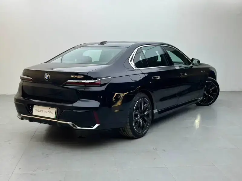 2023 BMW i7 с пробегом 9 000 км