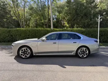 2023 BMW i7 с пробегом 67 100 км