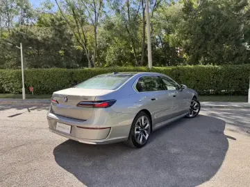 2023 BMW i7 с пробегом 67 100 км