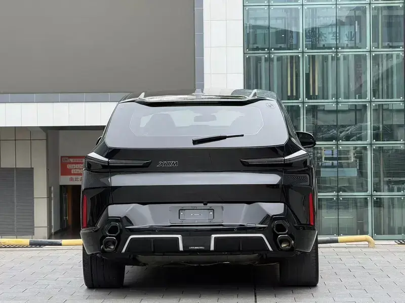 2023 BMW XM с пробегом 12 000 км