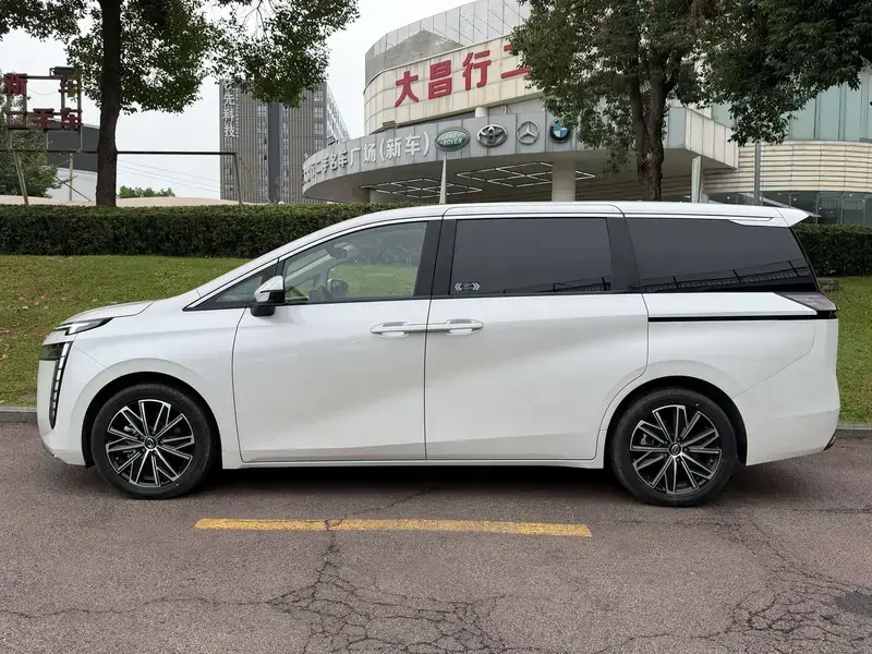 2024 GAC Trumpchi E8 с пробегом 9 800 км