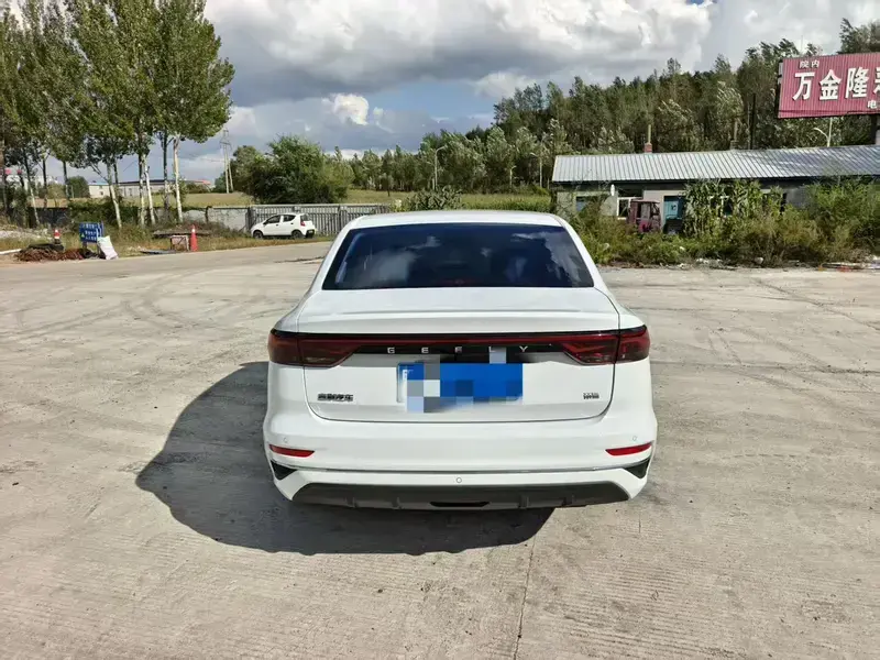 2022 Geely Emgrand с пробегом 16 000 км