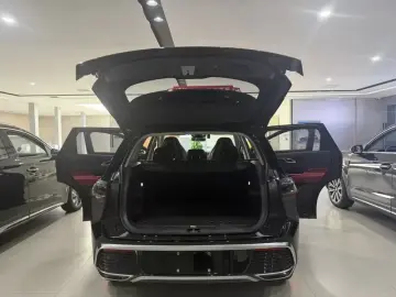 2024 Hongqi HS3 с пробегом 14 000 км