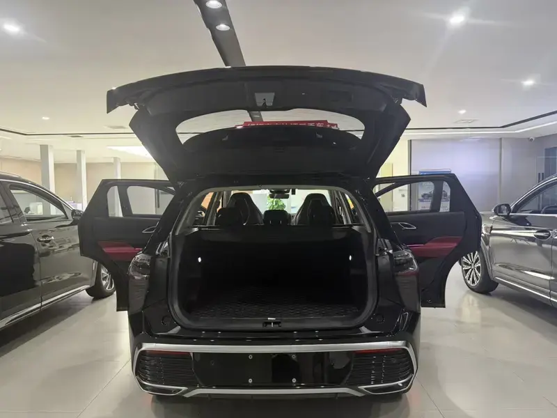 2024 Hongqi HS3 с пробегом 14 000 км