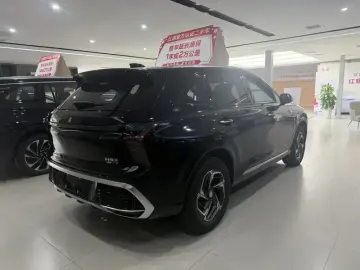 2024 Hongqi HS3 с пробегом 14 000 км