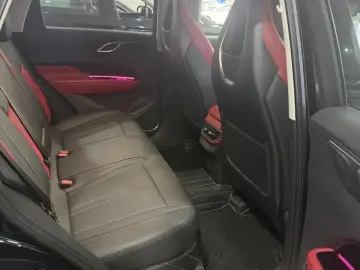 2024 Hongqi HS3 с пробегом 14 000 км